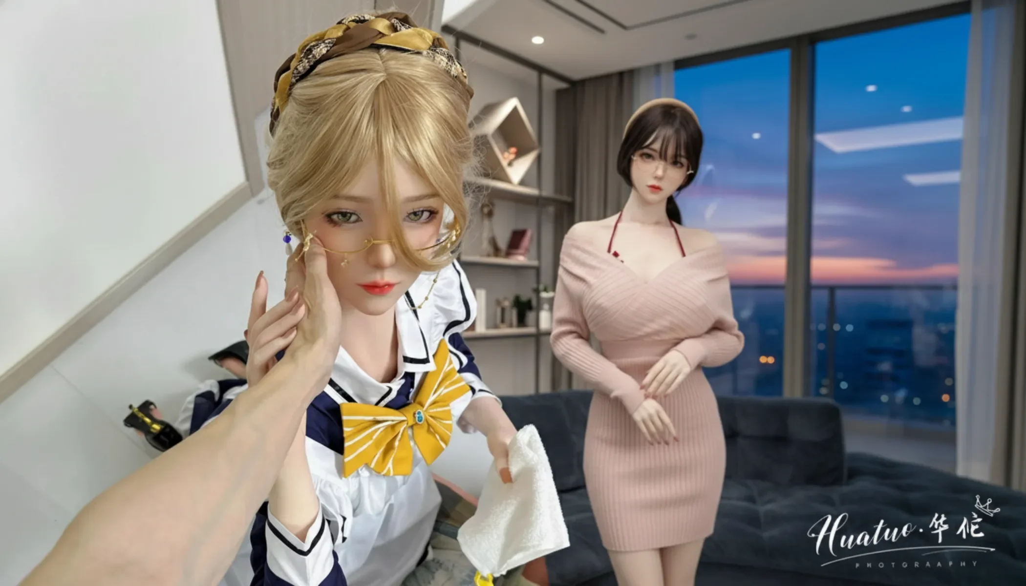 將伴侶擁入懷中，手滑入她的衣衫下安撫